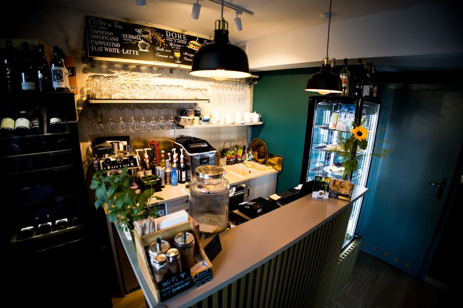Bar Doré z ekspresem i tablicą z menu